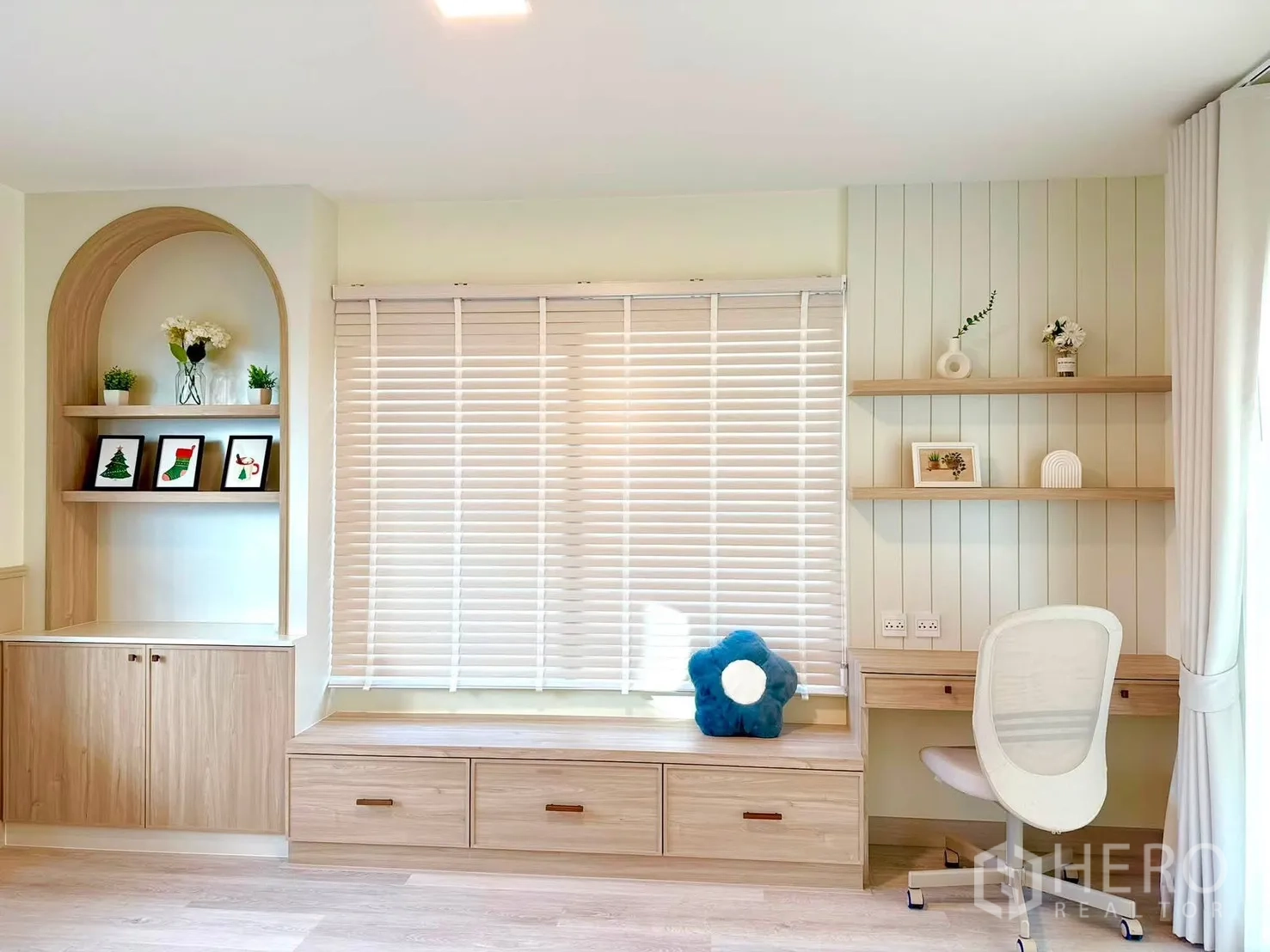 Detached House for rent in Bang Phli, Samut Prakan - Built-in study nook with bench seat, shelves, and window blinds.