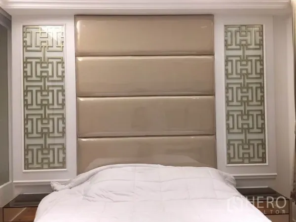 公寓 出租在Sathon, Bangkok - 主卧软包床头与几何装饰面板，质感十足的沙吞公寓。