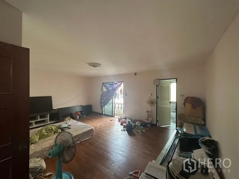 带办公室的家 出租在Sathon, Bangkok - 大卧室配木地板与阳台门，通风采光良好。