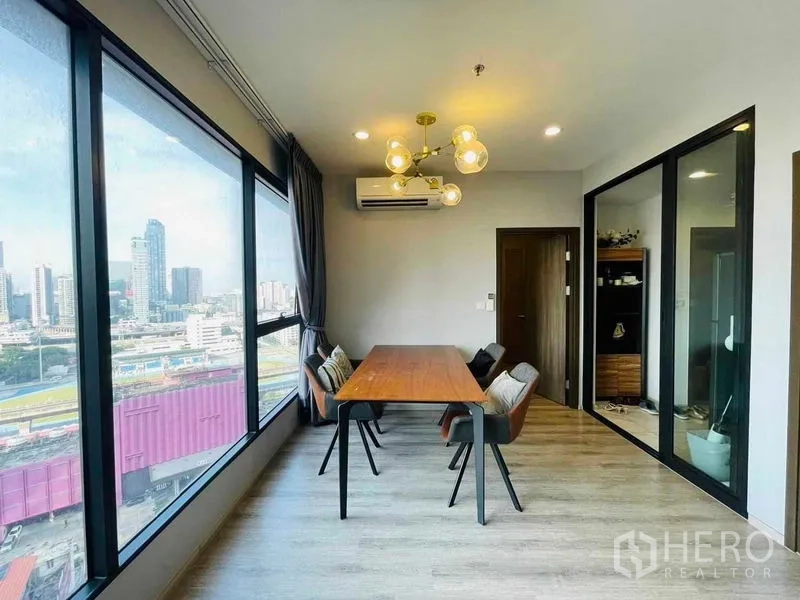 คอนโด ให้เช่าในHuai Khwang, Bangkok - พื้นที่รับประทานอาหาร พร้อมหน้าต่างบานใหญ่และโคมไฟ