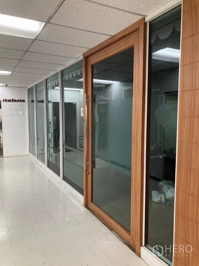 办公空间 出租在Watthana, Bangkok - 曼谷Watthana写字楼走廊，玻璃立面与木框门。