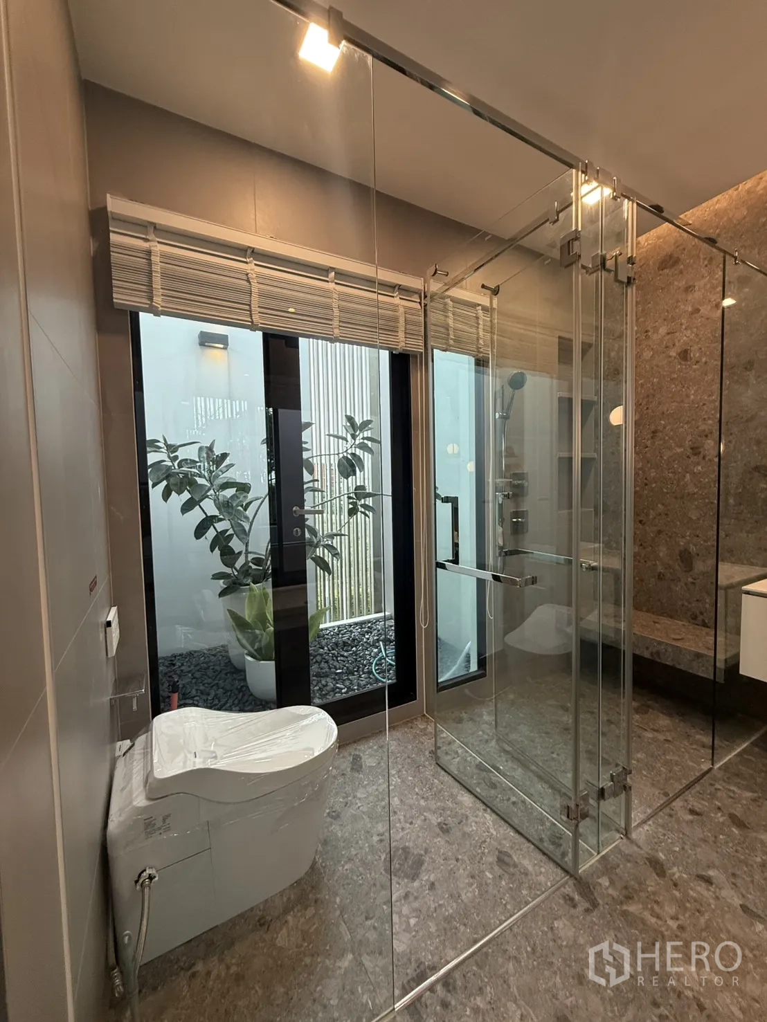 Detached House for rent in Saphan Sung, Bangkok - Luxury bathroom with glass shower enclosure, smart toilet and garden lightwell.