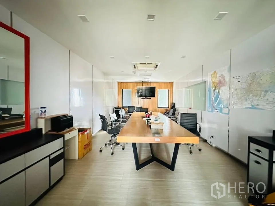 อาคารพาณิชย์ for sale in Watthana, Bangkok - ห้องประชุมกว้าง โต๊ะยาว เก้าอี้สำนักงาน และแอร์แบบฝังฝ้า