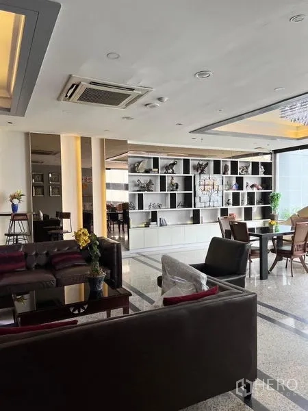คอนโด ให้เช่าในRatchathewi, Bangkok - เลานจ์คอนโดสมัยใหม่พร้อมโซฟา ชั้นวางบิลท์อิน และหน้าต่างบานใหญ่