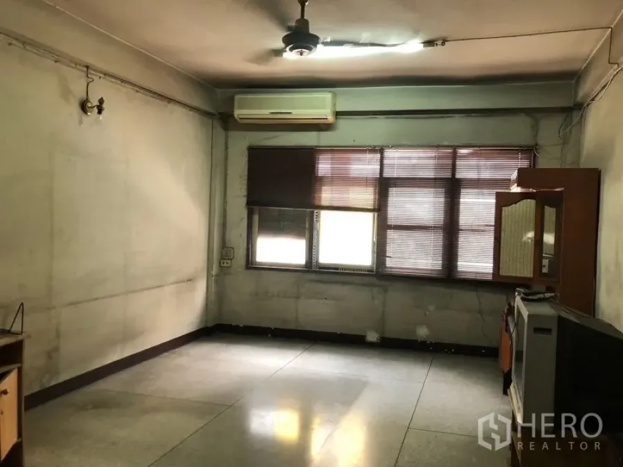店屋 出租 - 宽敞楼层房间，配空调、百叶窗与吊扇，适合办公室或展厅。
