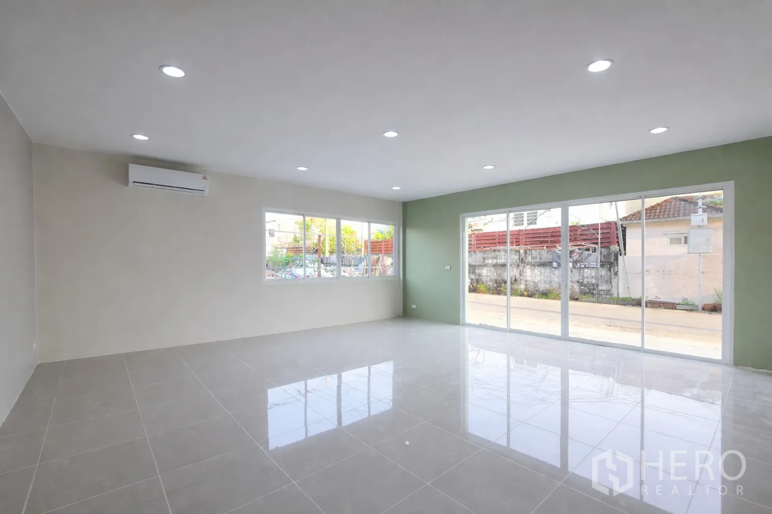 โกดัง for rent in Bang Kapi, Bangkok - ห้องชั้นล่างแบบโชว์รูม พร้อมประตูกระจกบานเลื่อนและมุมมองออกสู่ถนน