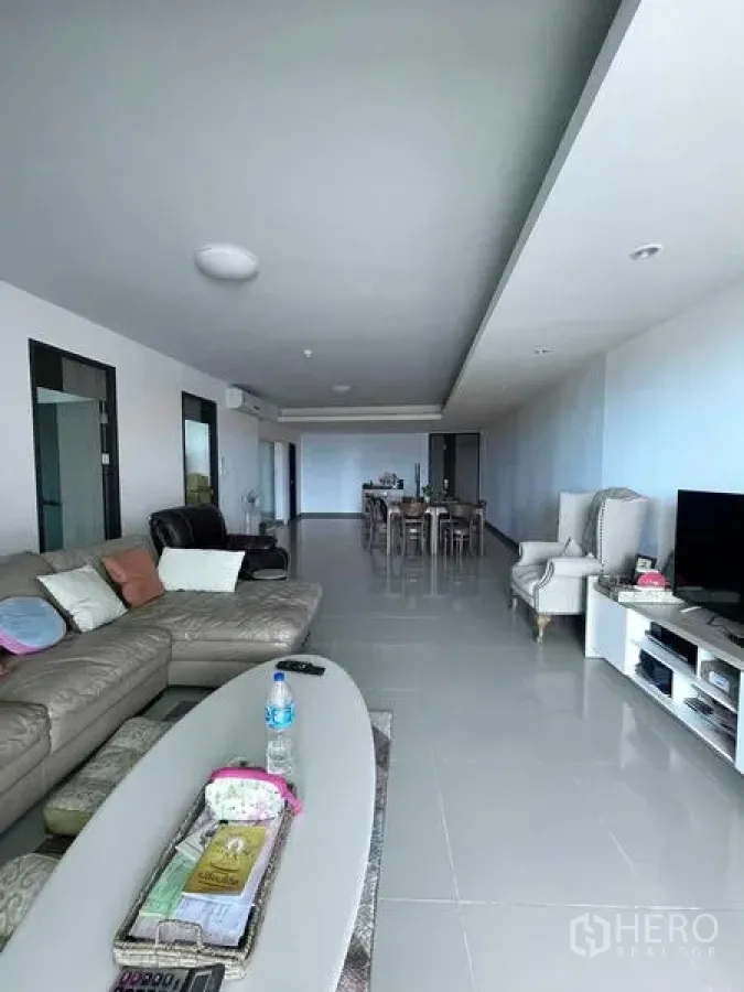 คอนโด ขายในBangkok - มุมมองห้องนั่งเล่นยาว มีโซฟา ทีวี และชุดรับประทานอาหารในแปลนโล่ง