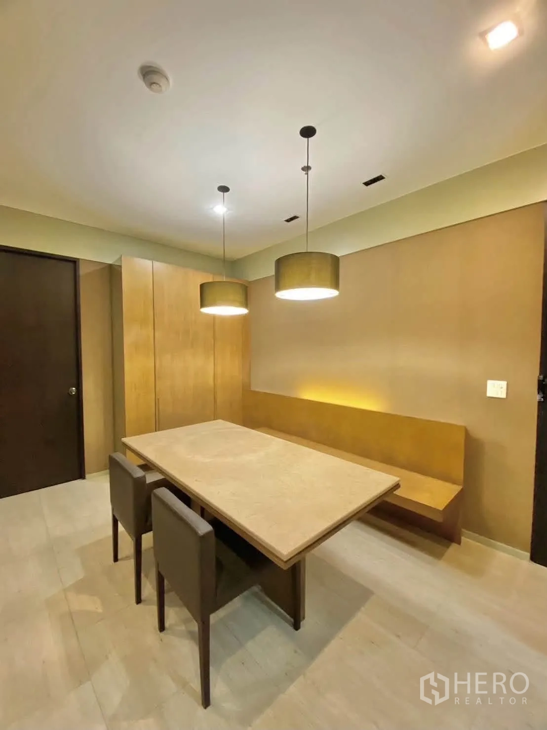 คอนโด for rent in Khlong Toei, Bangkok - มุมรับประทานอาหารพร้อมโคมไฟแขวน เบาะนั่งบิวท์อิน และโต๊ะสี่เหลี่ยม