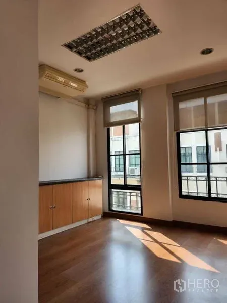 联排别墅 出租或出售在Wang Thonglang, Bangkok - 阳光房，内置下部柜、空调与木地板。
