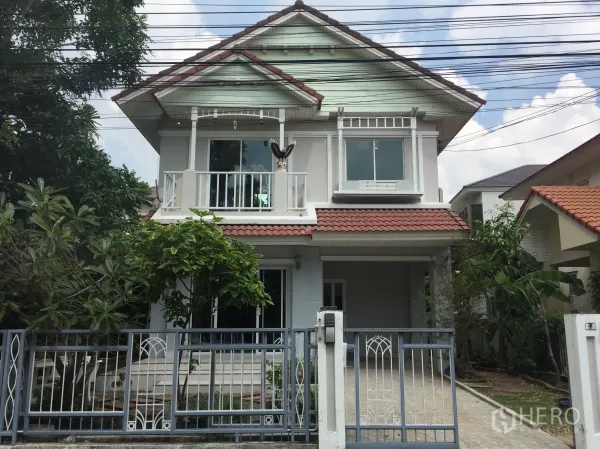 บ้าน ขายในLat Krabang, Bangkok - บ้านเดี่ยว 2 ชั้น หลังคากระเบื้อง พร้อมระเบียงและทางรถเข้ามีรั้ว ในย่านลาดกระบัง