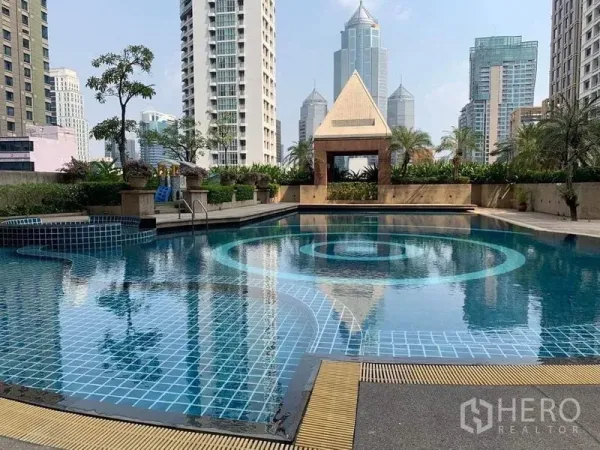 Condominium for rent in Pathum Wan, Bangkok - Rooftop swimming pool with city skyline views at a luxury condominium in Pathum Wan, Bangkok.