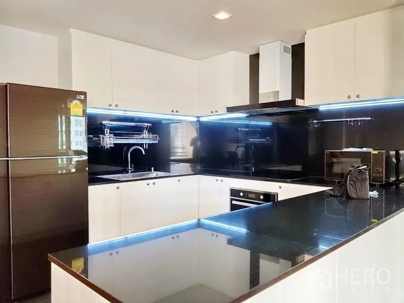 คอนโด ให้เช่าในWatthana, Bangkok - ครัวรูปตัว U ท็อปหินแกรนิตสีดำ ตู้สีขาว และไฟ LED