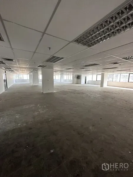 办公空间 出租在Pathum Wan, Bangkok - 开放式办公楼层，吊顶灯具与空调出风口，宽窗采光充足。