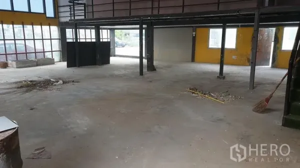 货栈 出租在Huai Khwang, Bangkok - 开放式仓库，落地窗、钢柱，自然采光充足