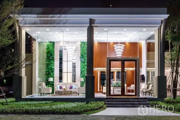 公寓 出售在Huai Khwang, Bangkok - 通高玻璃大堂，环形吊灯与休息区，夜景照明优雅。