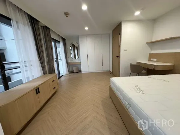 公寓 出租在Watthana, Bangkok - 宽敞卧室，木地板，内置衣柜、书桌和大窗