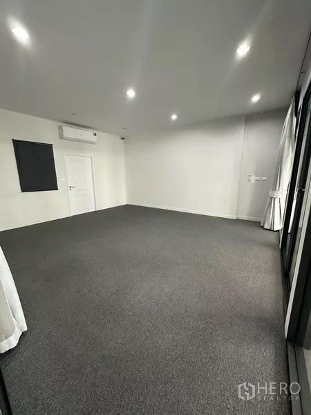 สำนักงานที่บ้าน ให้เช่า - ห้องปูพรมพร้อมแอร์ผนังและไฟดาวน์ไลท์