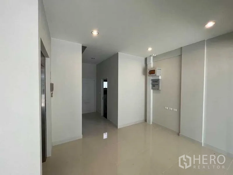 带办公室的家 出租 - 采光房间带电控面板与白色墙面，使用灵活。