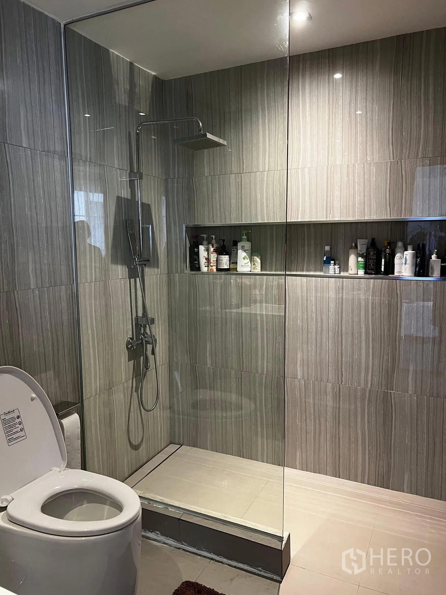 联排别墅 for rent or sale in Watthana, Bangkok - 当代风格卫生间，步入式玻璃淋浴与坐便器。