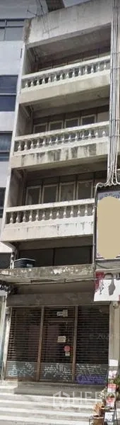 อาคารพาณิชย์ ขายในKhlong Toei, Bangkok - อาคารพาณิชย์สูง 5 ชั้น ด้านหน้าเป็นระเบียงลูกกรงและประตูม้วน บนถนนในกรุงเทพฯ