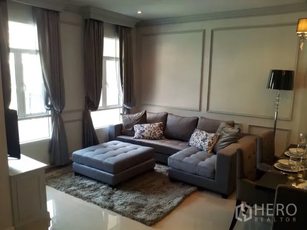 ทาวน์เฮาส์ ให้เช่าในWatthana, Bangkok - ห้องนั่งเล่นสว่างโปร่ง มีหน้าต่างบานใหญ่ ผนังบัวตกแต่ง โซฟาเข้ามุมพร้อมออตโตมัน