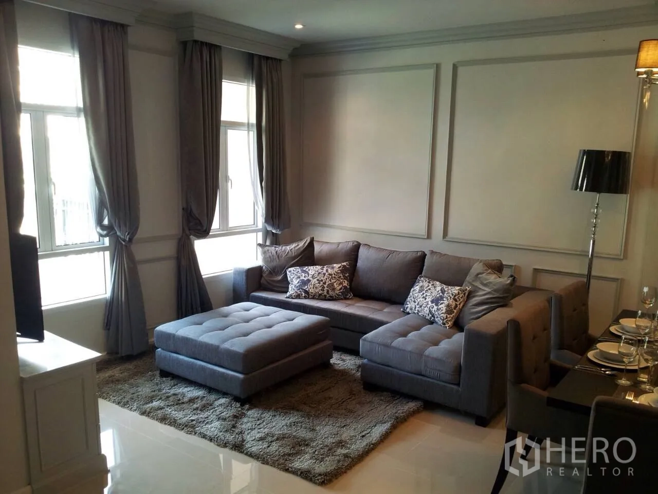 ทาวน์เฮาส์ ให้เช่าในWatthana, Bangkok - ห้องนั่งเล่นสว่างโปร่ง มีหน้าต่างบานใหญ่ ผนังบัวตกแต่ง โซฟาเข้ามุมพร้อมออตโตมัน