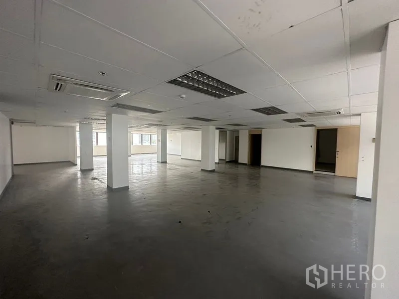 办公空间 出租在Khlong Toei, Bangkok - 大面积开放平面，网格吊顶与立柱，适合布置工位。