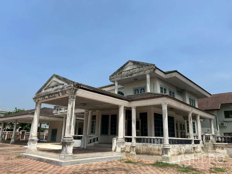 Detached House for rent in Prawet, Bangkok - Close‑up of the columned porch wrapping around the house.