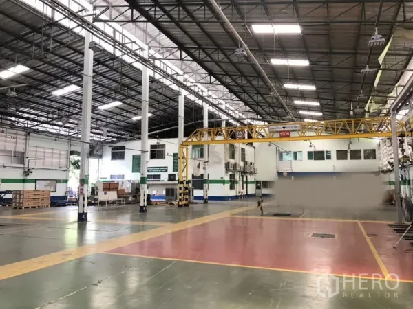 工厂 出租在Lam Luk Ka, Pathum Thani - 大型制造区域，彩色环氧地坪分区，配行车吊与夹层办公室。
