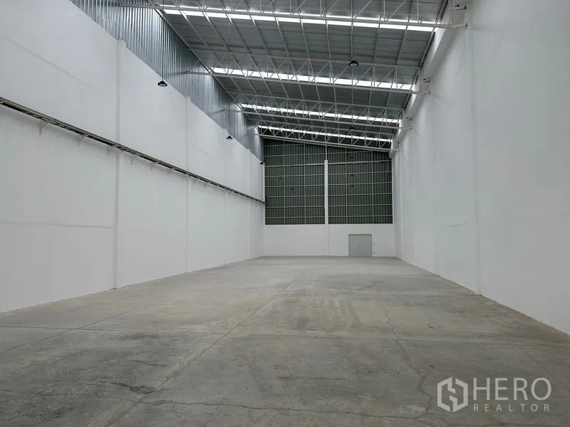 Factory for rent in Khlong Luang, Pathum Thani - Long warehouse bay with approximately 8–9 meter clear height and skylights for natural light