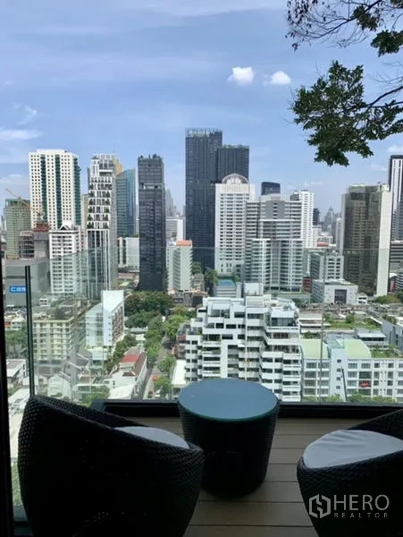 คอนโด ขายในWatthana, Bangkok - มุมที่นั่งระเบียงพร้อมโต๊ะกลม มองเห็นวิวสกายไลน์ใจกลางกรุงเทพฯ