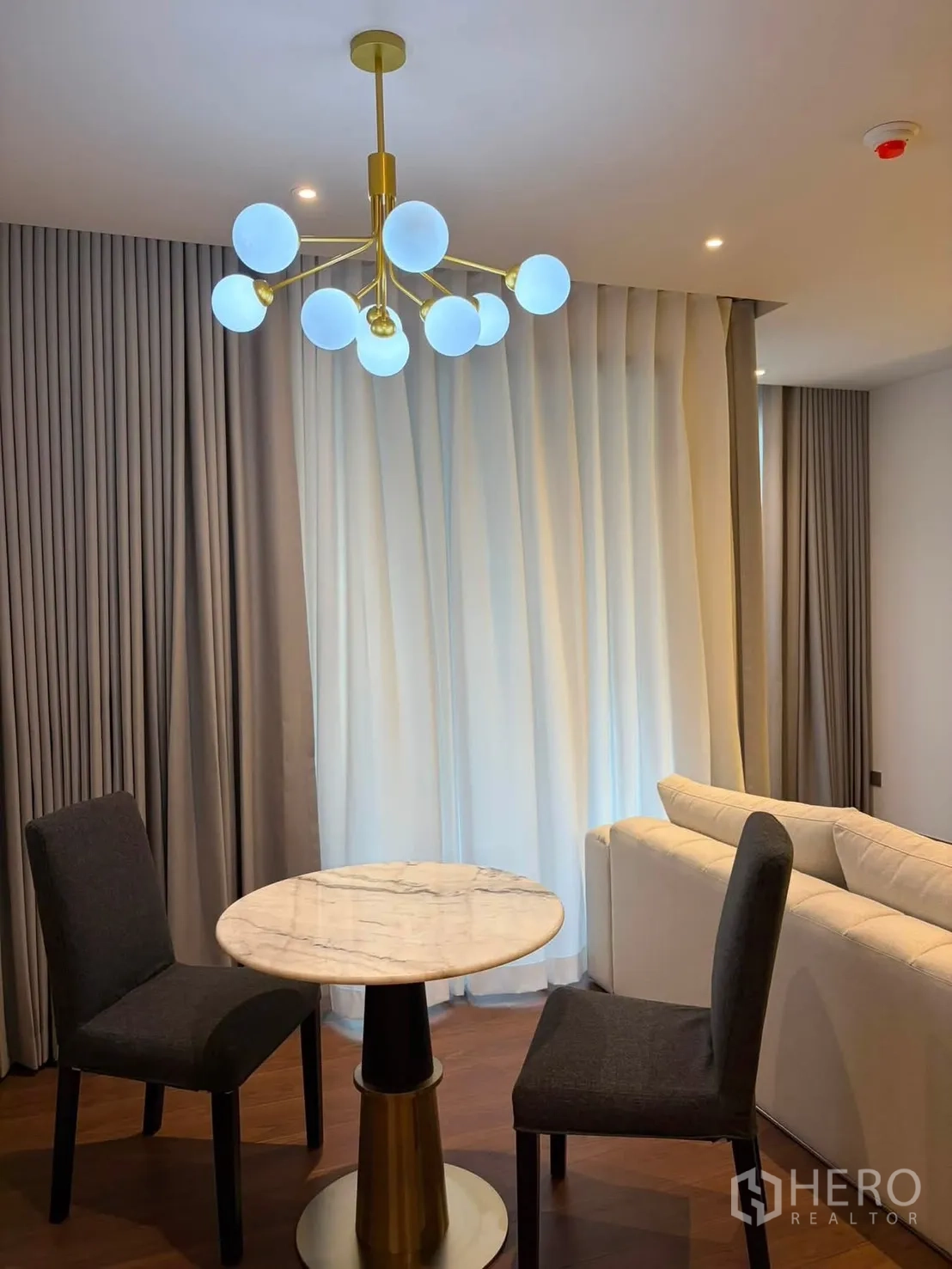 คอนโด for rent in Watthana, Bangkok - มุมทานอาหารมีโต๊ะท็อปหินอ่อน เก้าอี้สองตัว และโคมไฟสมัยใหม่ใกล้โซฟา