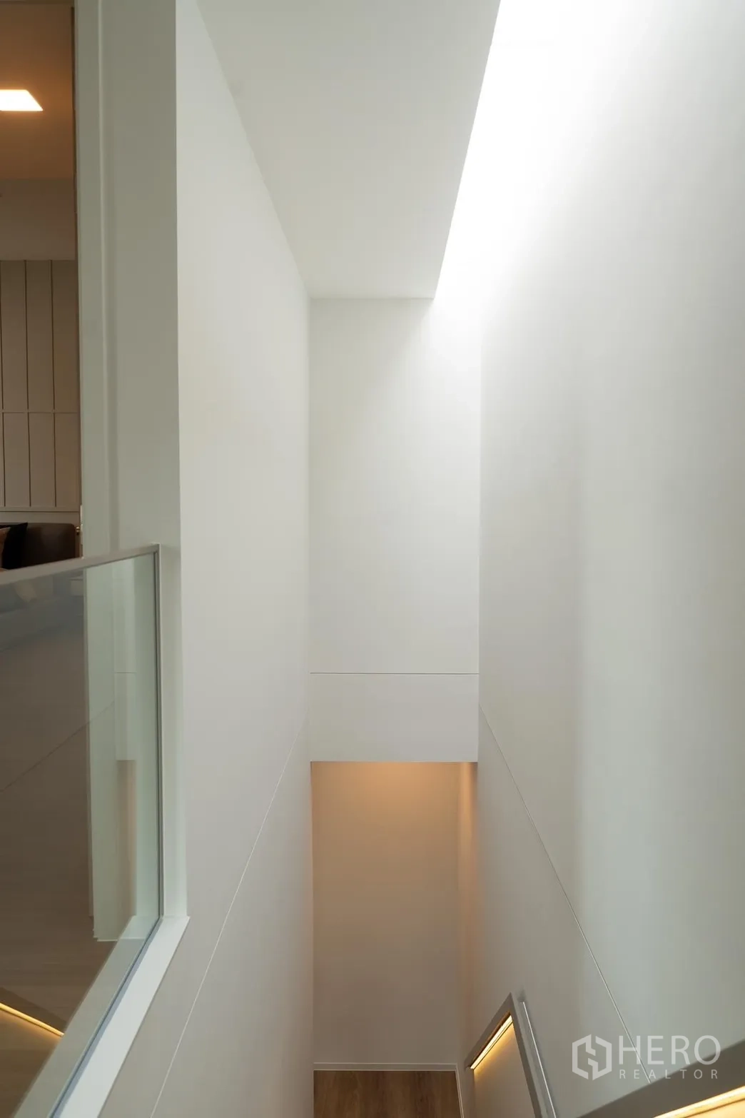 บ้าน ให้เช่าในSaphan Sung, Bangkok - บันไดสไตล์มินิมอล รับแสงธรรมชาติจากสกายไลต์และไฟซ่อน