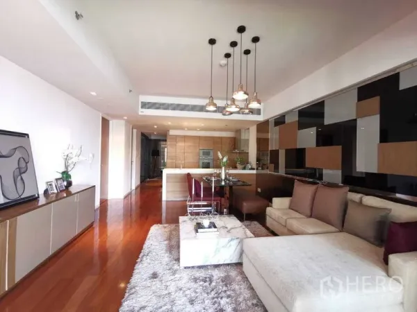 คอนโด ให้เช่าในYan Nawa, Bangkok - ห้องนั่งเล่นและทานอาหารแบบโอเพ่นแปลน โซฟาตัวแอล โต๊ะหินอ่อน โคมไฟแขวน และครัวโมเดิร์น