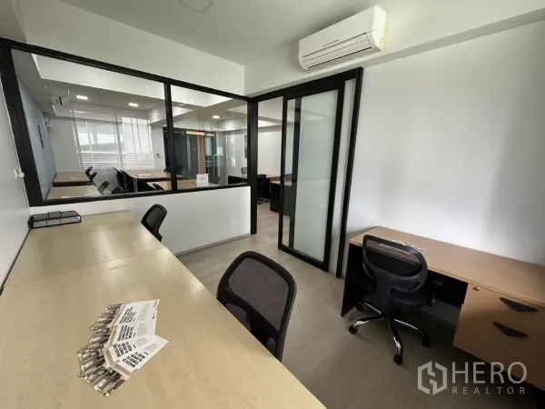 办公空间 出租在Watthana, Bangkok - 玻璃隔断房，双侧工位，推拉门与分体空调。