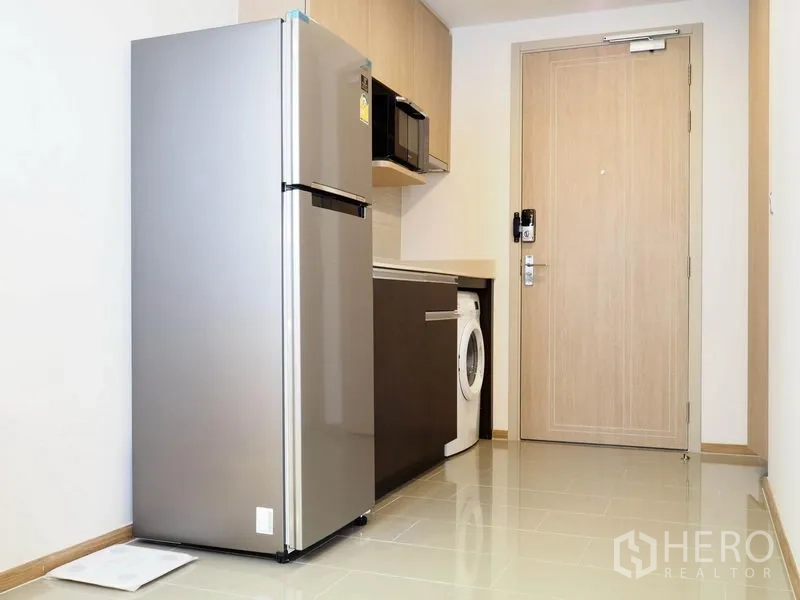公寓 出租在Ratchathewi, Bangkok - 紧凑厨房，配大冰箱、微波炉与洗衣机，位于入户旁。