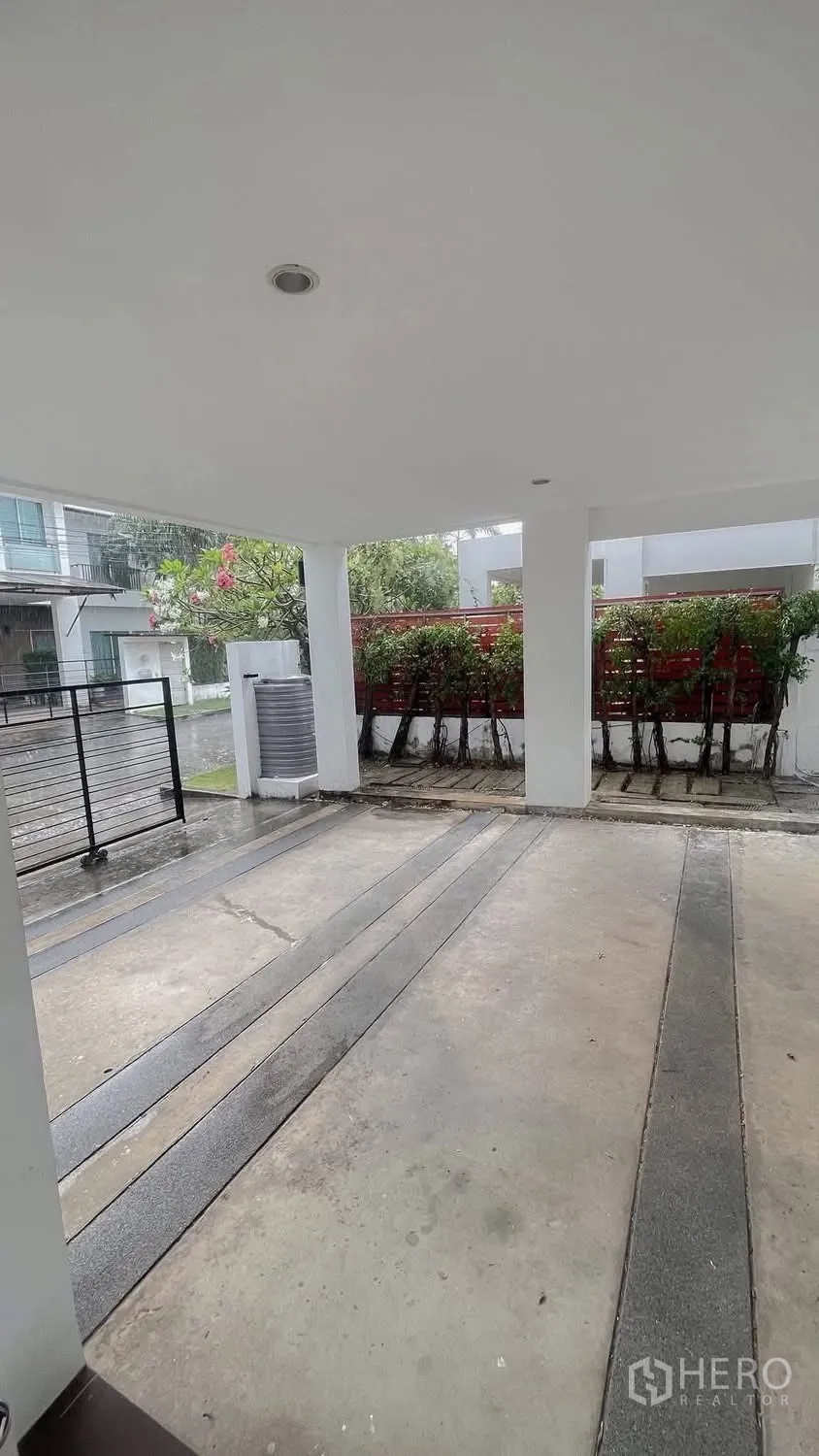 บ้านเดี่ยว for rent or sale in Saphan Sung, Bangkok - โรงจอดรถมีหลังคาพร้อมประตูรั้วเหล็กเลื่อน.