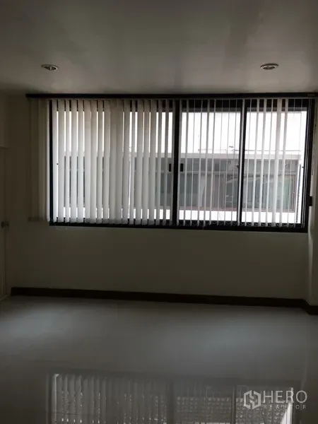 带办公室的家 出租在Bang Rak, Bangkok - 宽敞办公间，整面大窗与垂直百叶帘引入自然光