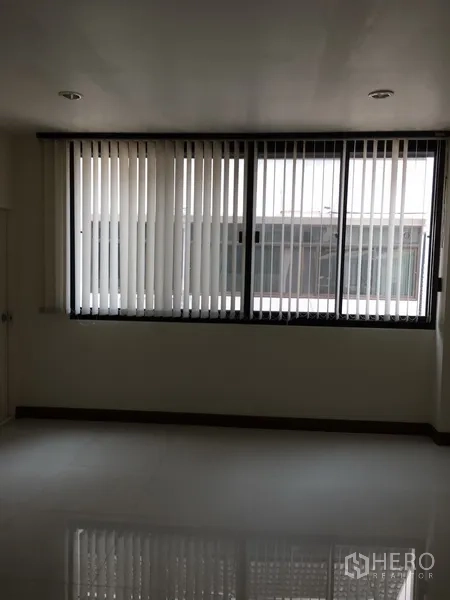 带办公室的家 出租在Bang Rak, Bangkok - 宽敞办公间，整面大窗与垂直百叶帘引入自然光