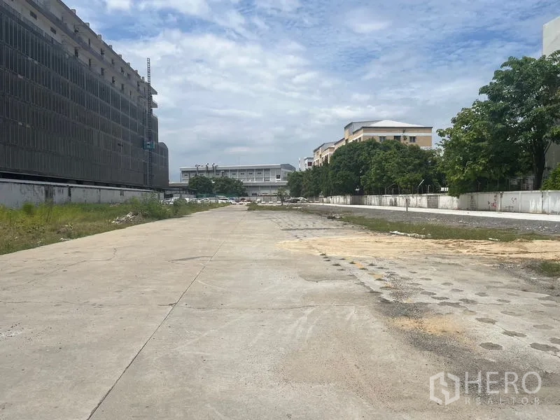 ที่ดิน ให้เช่าในBang Khun Thian, Bangkok - ลานกว้างราบพื้นคอนกรีต คั่นระหว่างอาคารและต้นไม้ภายในไซต์