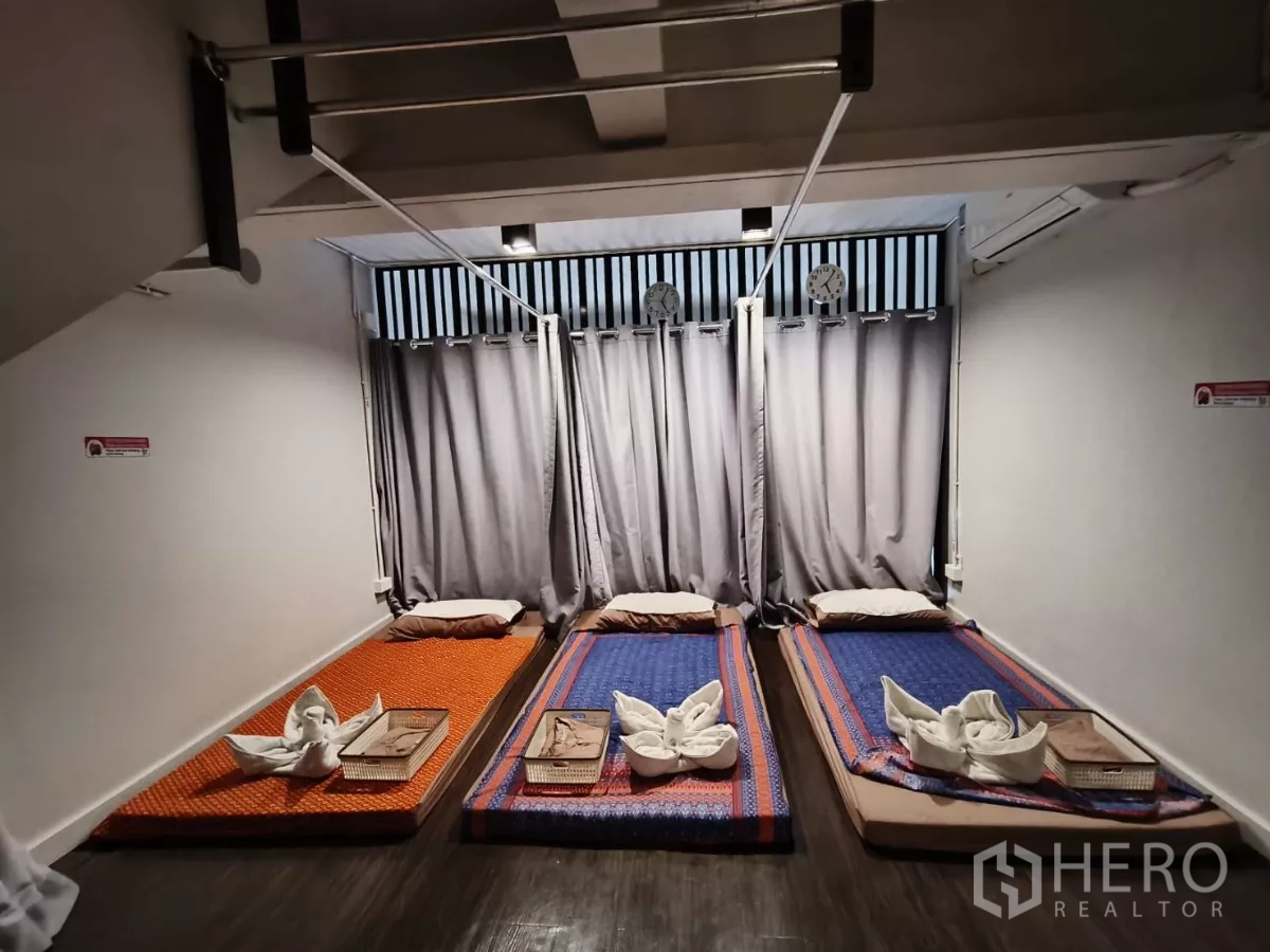 อาคารพาณิชย์ ให้เช่าในWatthana, Bangkok - ห้องมีผ้าม่านกั้น พร้อมเสื่อนวดไทยวางบนพื้นและแสงไฟนุ่มนวล