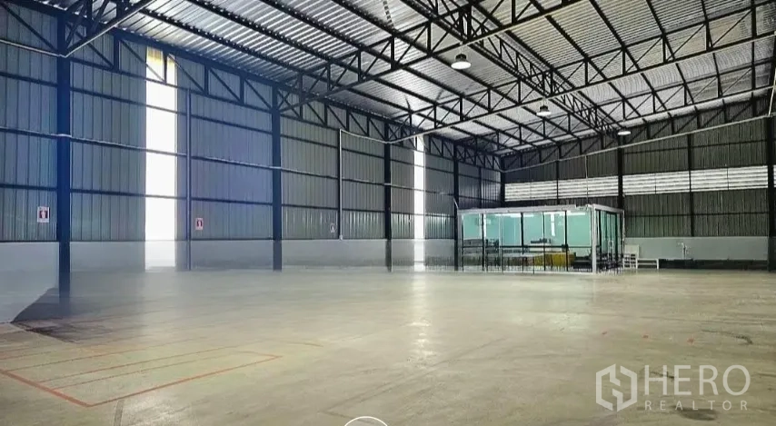 Warehouse for rent in Khlong Toei, Bangkok - Spacious high-bay warehouse interior with steel trusses, polished concrete floor and a glass-partition office.