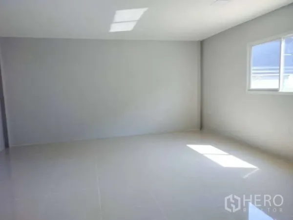 货栈 出租在Pathum Thani - 明亮的瓷砖办公房，窗户引入自然采光。