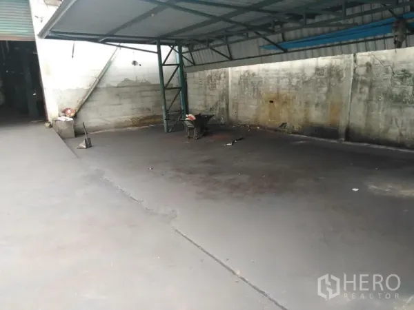 工厂 出租在Saphan Sung, Bangkok - 曼谷工厂的带顶装卸区，混凝土地面与钢结构屋顶。