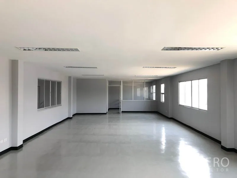 Factory for rent in Lat Lum Kaeo, Pathum Thani - Second-floor office workspace with large windows and a glass-partition meeting room.