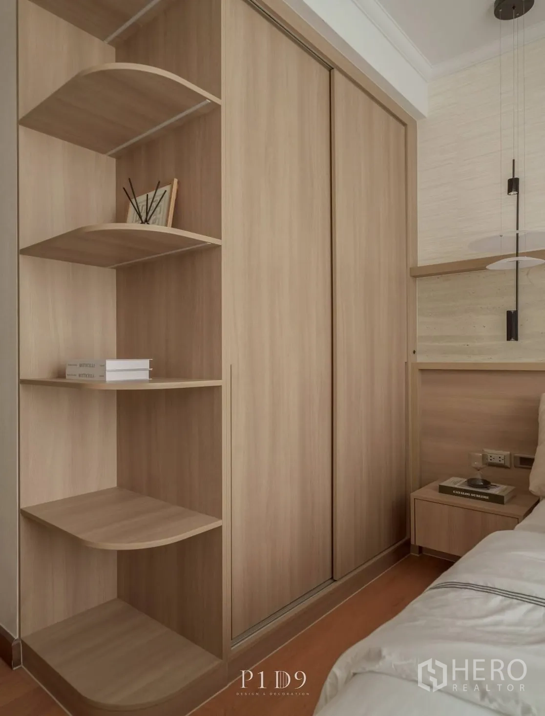 公寓 for rent in Watthana, Bangkok - 木质衣柜与开放圆角搁架的特写。