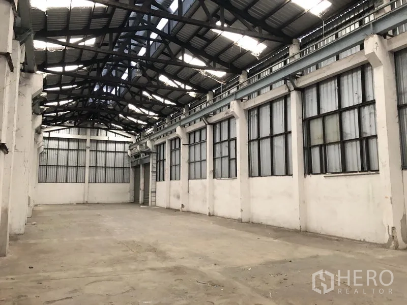 货栈 出租在Khlong Luang, Pathum Thani - 开放式仓储大厅，挑高屋顶，长跨距结构与屋面采光板。