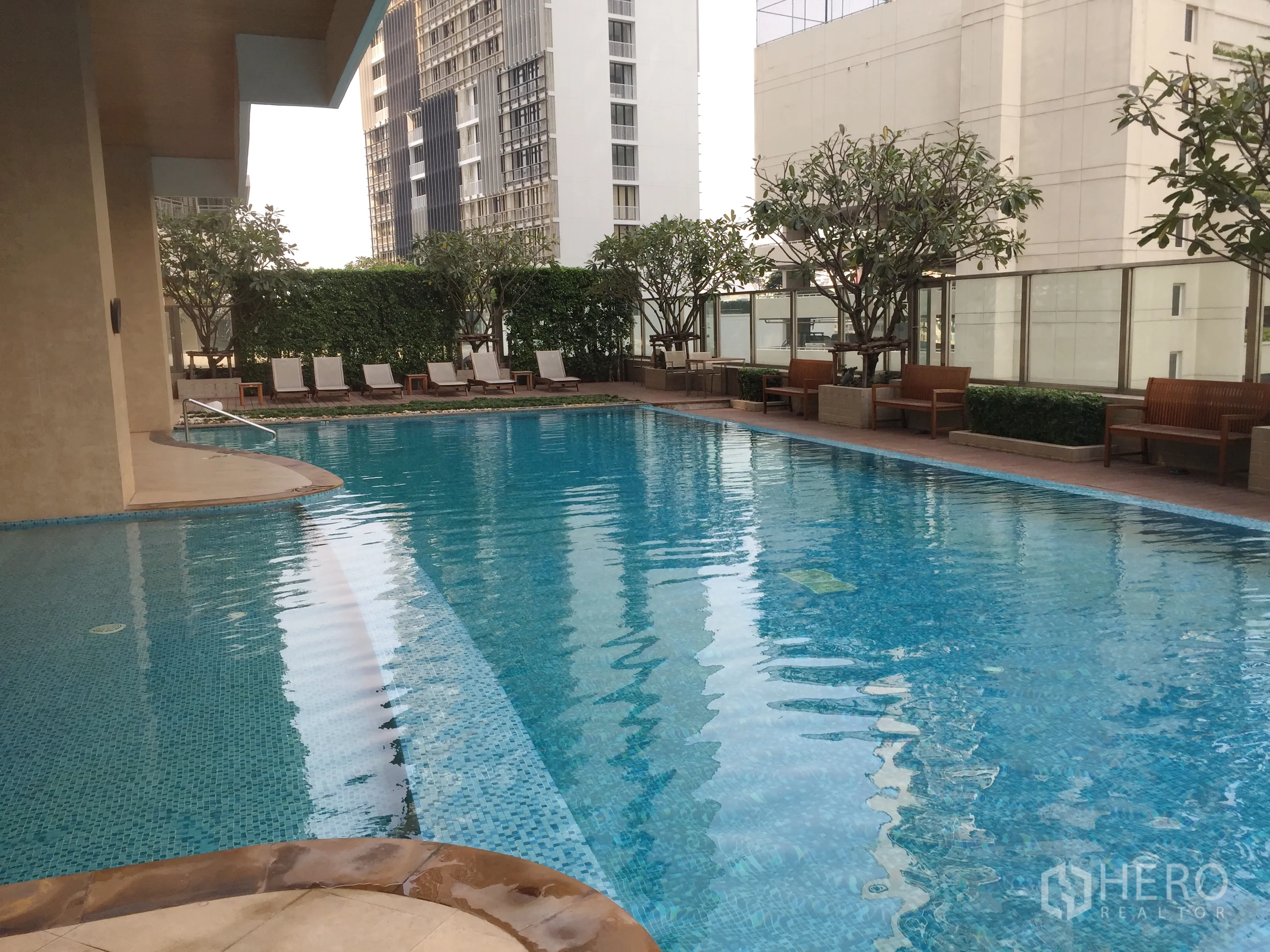 คอนโด ให้เช่าในKhlong Toei, Bangkok - สระว่ายน้ำกลางแจ้งของคอนโด มีเตียงอาบแดดและต้นไม้