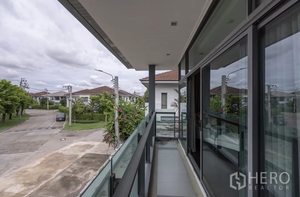 独栋房屋 for rent or sale in Bang Kapi, Bangkok - 二楼阳台俯瞰宁静的住宅街景。