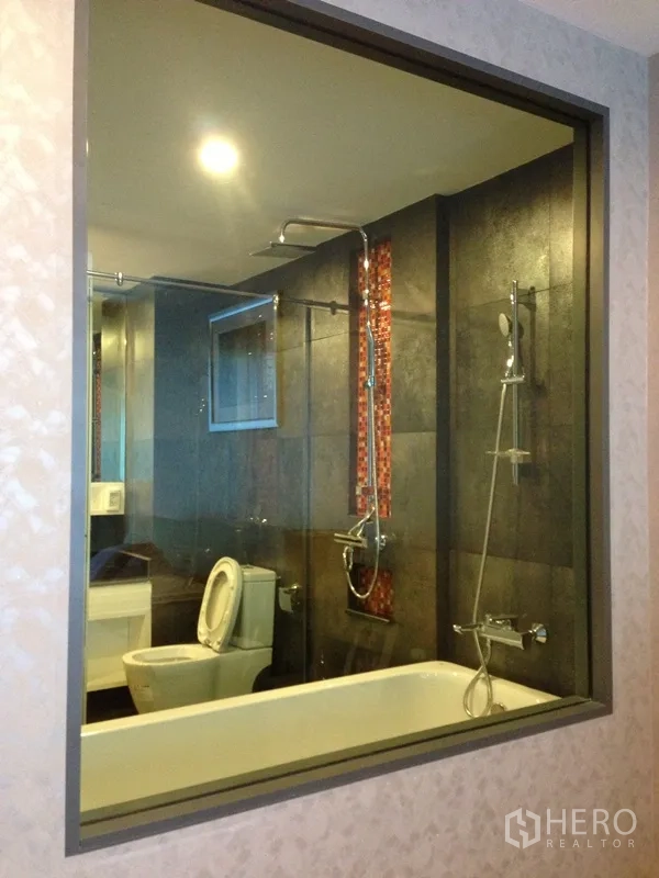 公寓 出租或出售在Watthana, Bangkok - 玻璃墙套卫，设浸泡浴缸、雨淋花洒与马赛克装饰，现代公寓。